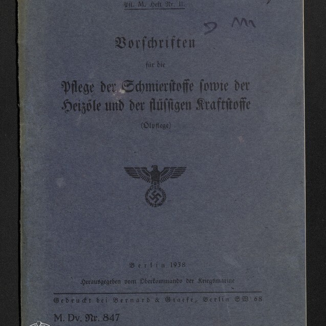 Blaues Deckblatt einer 1938 in Berlin erschienenen deutschen Dienstvorschrift mit schwarzer Frakturschrift, mittig gedrucktem Reichsadler mit Hakenkreuz, handschriftlichen Notizen oben rechts sowie dem Logo des Internationalen Maritimen Museums Hamburg unten links.