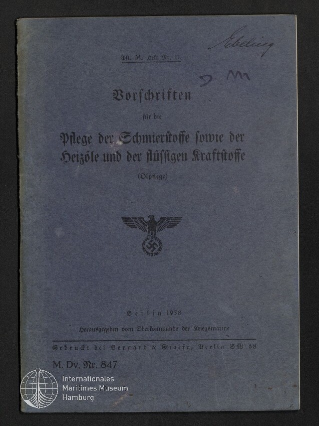 Blaues Deckblatt einer 1938 in Berlin erschienenen deutschen Dienstvorschrift mit schwarzer Frakturschrift, mittig gedrucktem Reichsadler mit Hakenkreuz, handschriftlichen Notizen oben rechts sowie dem Logo des Internationalen Maritimen Museums Hamburg unten links.