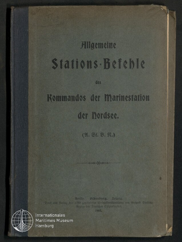 Grau-blaues Buchcover im Hochformat mit schwarzer Frakturschrift 'Allgemeine Stations-Befehle des Kommandos der Marinestation der Nordsee' und kleinem Logo des Internationalen Maritimen Museums Hamburg unten links.