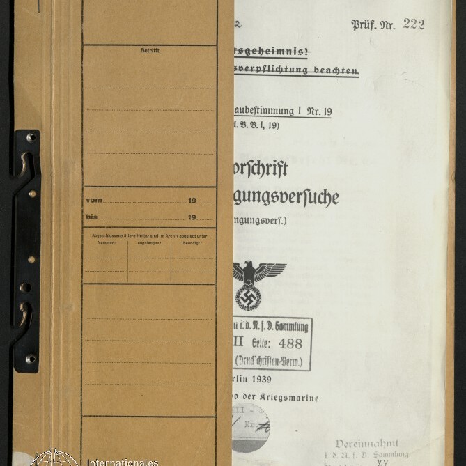 Geöffnetes braunes Leitz-Aktenheft mit Metallklammer links und vorgedrucktem Formular auf der Innenseite, rechts ein herausragendes deutschsprachiges Dokument mit Reichsadler und Hakenkreuz sowie mehreren Stempeln und Museumswasserzeichen.