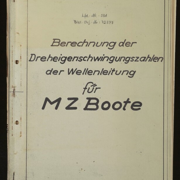 Deckblatt einer technischen Akte mit dem Firmenkopf ‚H.C. Stülcken Sohn, Hamburg‘ oben, großem Titel ‚Berechnung der Dreheigenschwingungszahlen der Wellenleitung für MZ Boote‘, Stempel des Internationalen Maritimen Museums Hamburg unten links und handschriftlichen Notizen sowie Datum am unteren Rand.
