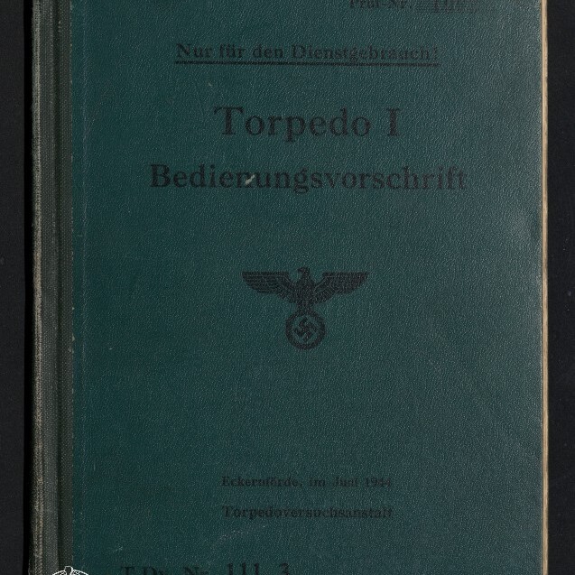 Grünes Hardcover-Handbuch mit dem aufgedruckten Titel ‚Torpedo I Bedienungsvorschrift‘, darunter ein schwarzer Reichsadler über einem Hakenkreuz und ein weißer Stempel des Internationalen Maritimen Museums Hamburg in der unteren linken Ecke.