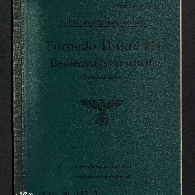 Dunkelgrünes Cover eines historischen deutschen Bedienungshandbuchs mit Titel „Torpedo II und III Bedienungsvorschrift (Landausgabe)“, dem Vermerk „Nur für den Dienstgebrauch“, einem Reichsadler mit Hakenkreuz in der Mitte und dem Logo des Internationalen Maritimen Museums Hamburg unten links.