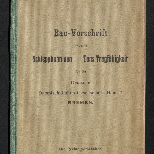 Beiger, leicht gefleckter Bucheinband mit grünem Leinenrücken und abgerundeten Ecken; schwarzer Drucktitel „Bau-Vorschrift“ und Text zu einem „Schleppkahn von … Tons Tragfähigkeit“ für die Deutsche Dampfschiffahrts-Gesellschaft „Hansa“ in Bremen, unten links Museumssiegel des Internationalen Maritimen Museums Hamburg.