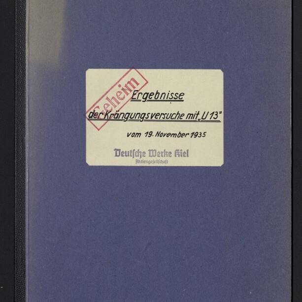 Blaues Dokumentenheft mit schwarzem Rücken und mittig aufgeklebtem weißen Etikett, auf dem die Titelzeile »Ergebnisse der Krängungsversuche mit „U 13“ vom 19. November 1935« steht und ein roter Diagonalsiegelstempel »Geheim« sowie unten links das Logo und die Beschriftung des Internationalen Maritimen Museums Hamburg zu sehen sind.