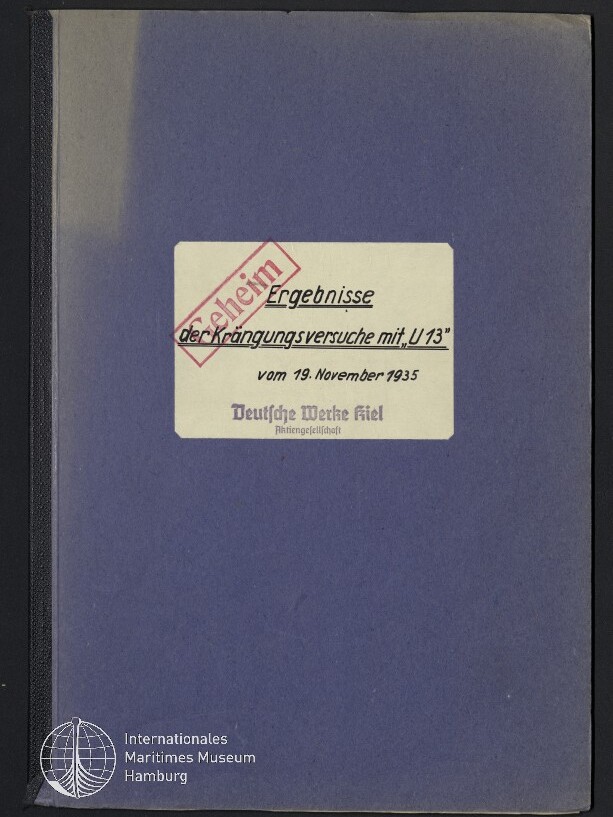 Blaues Dokumentenheft mit schwarzem Rücken und mittig aufgeklebtem weißen Etikett, auf dem die Titelzeile »Ergebnisse der Krängungsversuche mit „U 13“ vom 19. November 1935« steht und ein roter Diagonalsiegelstempel »Geheim« sowie unten links das Logo und die Beschriftung des Internationalen Maritimen Museums Hamburg zu sehen sind.