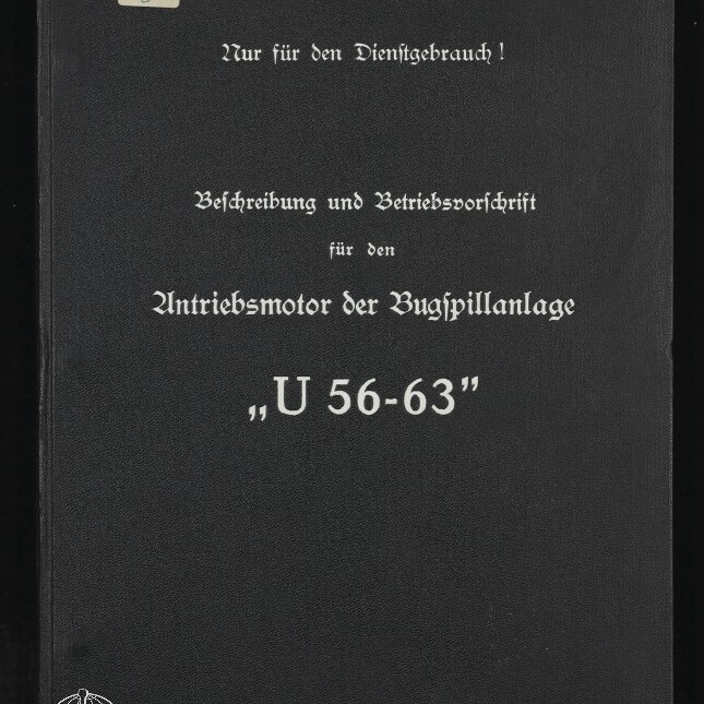 Schwarzer Buchumschlag mit weißer gebrochener Schrift: oben ‚Ausfertigung 26‘ und ‚Nur für den Dienstgebrauch!‘, mittig der Titel ‚Beschreibung und Betriebsvorschrift für den Antriebsmotor der Bugspillanlage „U 56-63“‘, unten links das Logo und der Schriftzug des Internationalen Maritimen Museums Hamburg.