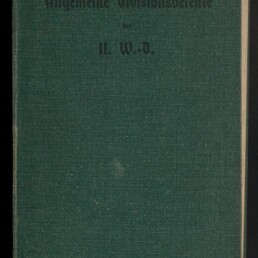 Grüner Leineneinband eines Buches mit dem schwarzen Titel ‚Allgemeine Divisionsberichte der II. W.-O.‘ oben und dem weißen Logo des Internationalen Maritimen Museums Hamburg unten links.