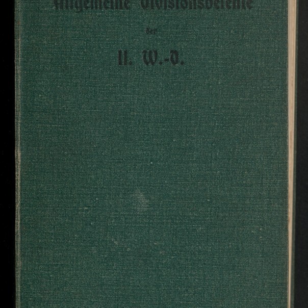 Grüner Leineneinband eines Buches mit dem schwarzen Titel ‚Allgemeine Divisionsberichte der II. W.-O.‘ oben und dem weißen Logo des Internationalen Maritimen Museums Hamburg unten links.