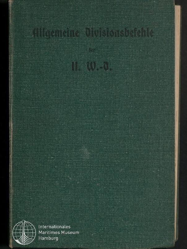 Grüner Leineneinband eines Buches mit dem schwarzen Titel ‚Allgemeine Divisionsberichte der II. W.-O.‘ oben und dem weißen Logo des Internationalen Maritimen Museums Hamburg unten links.