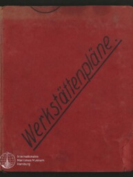 Rotes Heft mit diagonalem schwarzen Schriftzug „Werkstättenpläne“, leicht abgenutzten Kanten und kleinem weißen Logo des Internationalen Maritimen Museums Hamburg unten links.