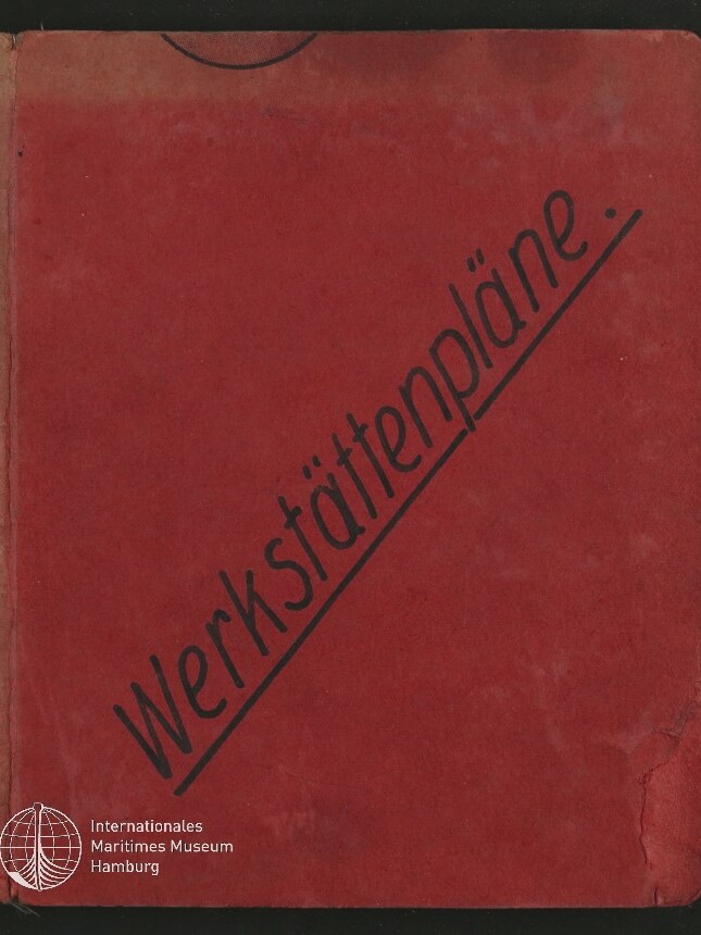 Rotes Heft mit diagonalem schwarzen Schriftzug „Werkstättenpläne“, leicht abgenutzten Kanten und kleinem weißen Logo des Internationalen Maritimen Museums Hamburg unten links.
