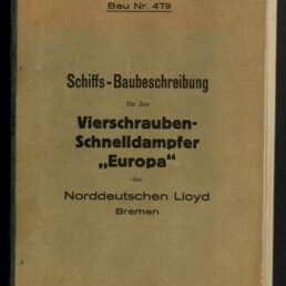 Beiger Einband eines alten Hefts mit der Überschrift 'Schiffs-Baubeschreibung für den Vierschrauben-Schnelldampfer „Europa“ des Norddeutschen Lloyd Bremen' und dem Vermerk 'Bau Nr. 479', mit Museumssignet unten links.