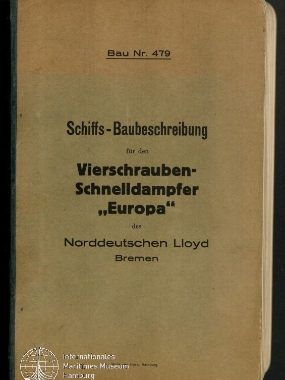 Beiger Einband eines alten Hefts mit der Überschrift 'Schiffs-Baubeschreibung für den Vierschrauben-Schnelldampfer „Europa“ des Norddeutschen Lloyd Bremen' und dem Vermerk 'Bau Nr. 479', mit Museumssignet unten links.