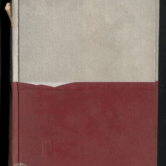 Zweifarbiges Notizbuch mit rotem Leinenunterteil und hellbeigem Oberteil, schwarzer Ziffer „4“ oben rechts, leicht abgenutztem Rücken und dem weißen Logo sowie Schriftzug „Internationales Maritimes Museum Hamburg“ unten links.