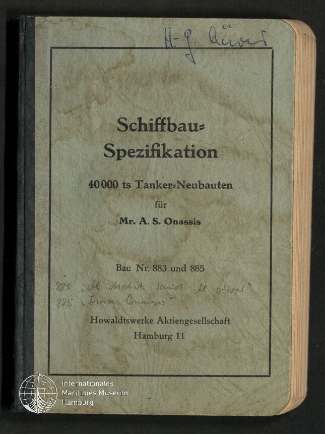 Verwitterte, wasserfleckige Titelseite einer Broschüre mit dem Drucktext ‚Schiffbau‑Spezifikation — 40 000 ts Tanker‑Neubauten für Mr. A. S. Onassis‘, Bau‑Nr. 883 und 885, handschriftlichen Notizen oben und einem Logo des Internationalen Maritimen Museums Hamburg unten links.