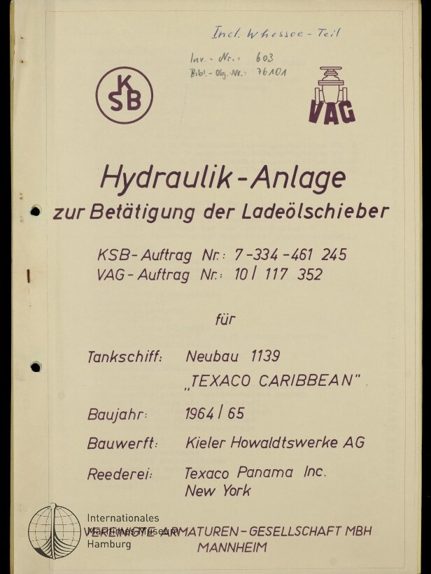 Deckblatt eines technischen Handbuchs mit lila Schrift »Hydraulik-Anlage zur Betätigung der Ladeölschieber«, KSB- und VAG-Logos oben, handschriftlichem Vermerk am oberen Rand, Lochstanzung links, Stempel unten links und Angaben zum Tankschiff »TEXACO CARIBBEAN«, Baujahr 1964/65 sowie Werks- und Reedereiinformationen.