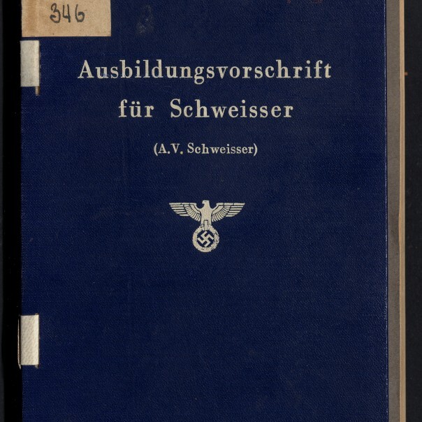 Blaue Buchdeckel eines Lehrbuchs mit weißer Prägung „Ausbildungsvorschrift für Schweisser (A.V. Schweisser)“ und einem Reichsadler mit Hakenkreuz, oben links ein Papieraufkleber mit der Zahl 346 und unten links das Logo des Internationalen Maritimen Museums Hamburg.