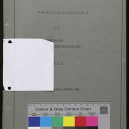 Graue Titelseite eines typografierten Dokuments mit der Überschrift „Annex I / Specification of...“, ein weißes gelochtes Blatt liegt links über der Seite, unten befindet sich ein Farb‑ und Graustufen‑Kontrollfeld mit Lineal und das Logo des Internationalen Maritimen Museums Hamburg.