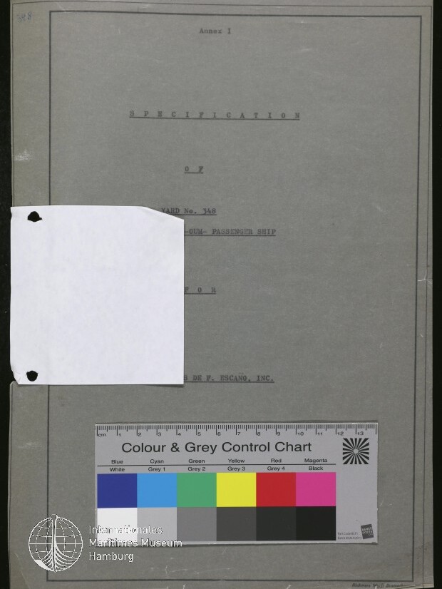 Graue Titelseite eines typografierten Dokuments mit der Überschrift „Annex I / Specification of...“, ein weißes gelochtes Blatt liegt links über der Seite, unten befindet sich ein Farb‑ und Graustufen‑Kontrollfeld mit Lineal und das Logo des Internationalen Maritimen Museums Hamburg.