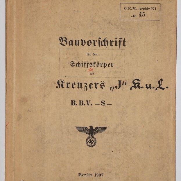 Vergilbter Dokumentenumschlag in Frakturschrift mit Titel ‚Bauvorschrift für den Schiffskörper des Kreuzers „J“ K.u.L. B.B.V.-S.‘, Reichsadler mit Hakenkreuz, rote und blaue handschriftliche Nummern (u. a. 625), Archivstempel ‚O.K.M. Archiv Kl Nr 45‘, Datum Berlin 1937 und Wasserzeichen des Internationalen Maritimen Museums Hamburg.