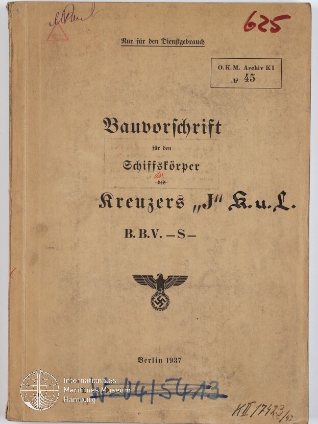Vergilbter Dokumentenumschlag in Frakturschrift mit Titel ‚Bauvorschrift für den Schiffskörper des Kreuzers „J“ K.u.L. B.B.V.-S.‘, Reichsadler mit Hakenkreuz, rote und blaue handschriftliche Nummern (u. a. 625), Archivstempel ‚O.K.M. Archiv Kl Nr 45‘, Datum Berlin 1937 und Wasserzeichen des Internationalen Maritimen Museums Hamburg.