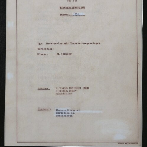 Fotografie einer alten, maschinengeschriebenen Seite mit dünnem Rahmen auf hellem Papier; oben rechts das Datum 5. August 1968, in der Mitte die Überschrift „BAUVORSCHRIFT SCHIFFE“ und weitere Angaben (u. a. Bau-Nr. 350), unten ein Farb‑ und Grau‑Kontrollfeld mit dem Logo des Internationalen Maritimen Museums Hamburg.