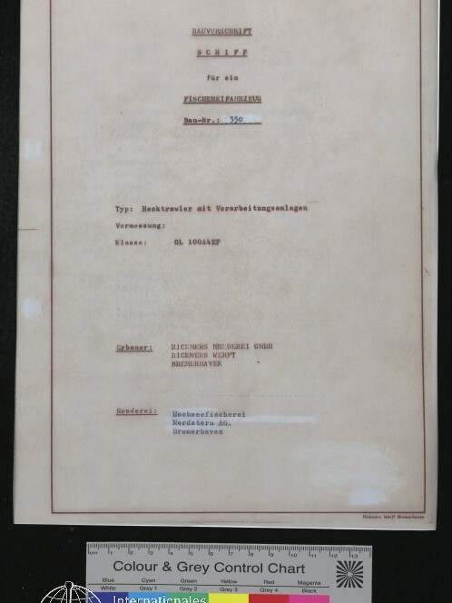 Fotografie einer alten, maschinengeschriebenen Seite mit dünnem Rahmen auf hellem Papier; oben rechts das Datum 5. August 1968, in der Mitte die Überschrift „BAUVORSCHRIFT SCHIFFE“ und weitere Angaben (u. a. Bau-Nr. 350), unten ein Farb‑ und Grau‑Kontrollfeld mit dem Logo des Internationalen Maritimen Museums Hamburg.
