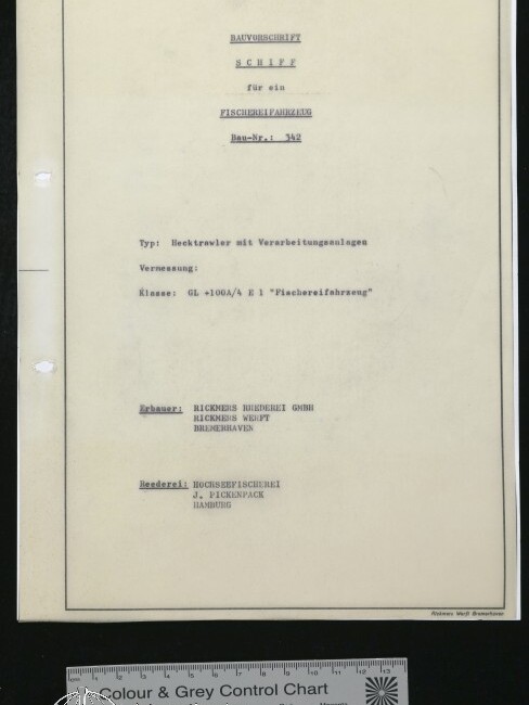 Fotografie einer eingerahmten Papierseite mit zentriert getipptem deutschen Titelblatt einer Bauvorschrift für ein Fischereifahrzeug (Bau-Nr. 342), zwei gelochten Randlöchern links und einer Colour-&-Grey-Kontrollkarte mit Museumslogo am unteren Bildrand.