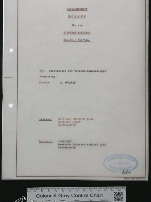 Fotografie einer gelochten, gerahmten Dokumentseite mit getipptem Titel 'Bauvorschrift Schiff für ein Fischereifahrzeug Bau‑Nr. 343/344', weiteren maschinengetippten Angaben, blauem Rundstempel unten rechts sowie einer Farb‑ und Graukontrollkarte und Museumslogo am unteren Bildrand.