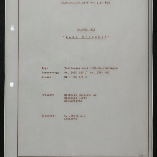 Titelseite einer getippten Bauvorschrift für das Frachtschiff „Carl Offersen“ mit technischen Angaben; am unteren Rand eine Farb‑ und Graukontrollkarte sowie das Logo des Internationalen Maritimen Museums Hamburg