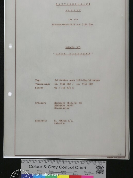 Titelseite einer getippten Bauvorschrift für das Frachtschiff „Carl Offersen“ mit technischen Angaben; am unteren Rand eine Farb‑ und Graukontrollkarte sowie das Logo des Internationalen Maritimen Museums Hamburg
