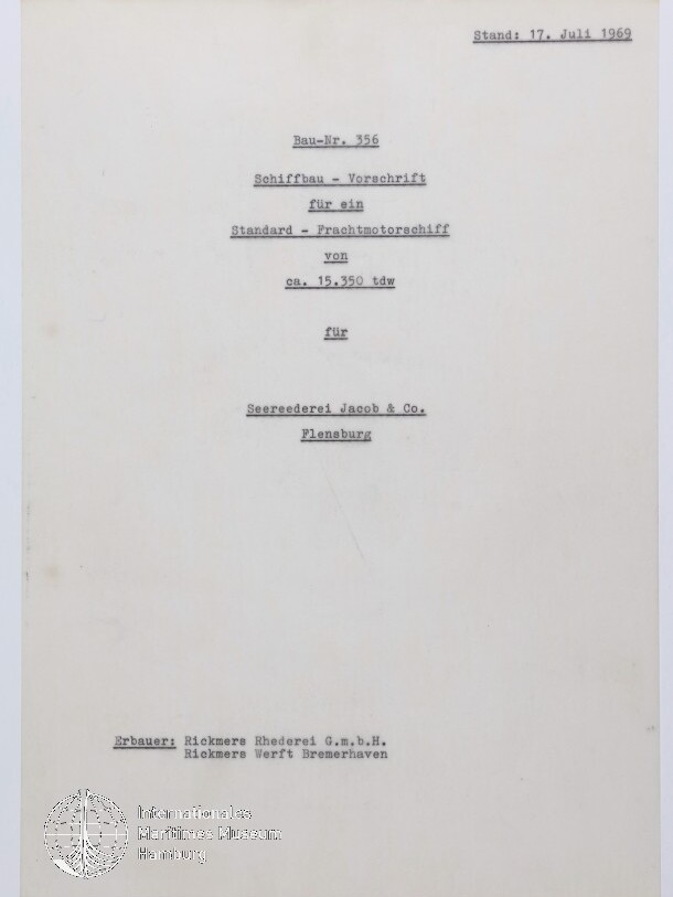 Getippte Titelseite einer Schiffsbau-Vorschrift (Stand: 17. Juli 1969) mit zentriertem Text: Bau-Nr. 356; Schiffbau-Vorschrift für ein Standard-Frachtmotorschiff von ca. 15.350 tdw für Seereederei Jacob & Co., Flensburg; unten links Erbauerangabe Rickmers Rhederie G.m.b.H., Rickmers Werft Bremerhaven und rundes Stempel-/Logosiegel des Internationalen Maritimen Museums Hamburg.
