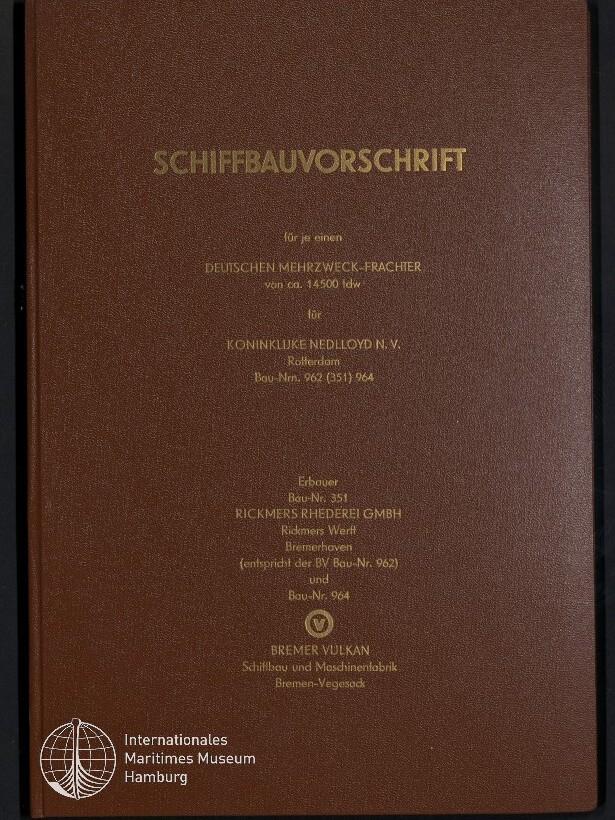 Brauner Buchdeckel mit goldgeprägtem Titel 'SCHIFFBAUVORSCHRIFT' und mehreren goldenen Zeilen Text in der Mitte; unten links weißes Logo und Schriftzug 'Internationales Maritimes Museum Hamburg'.