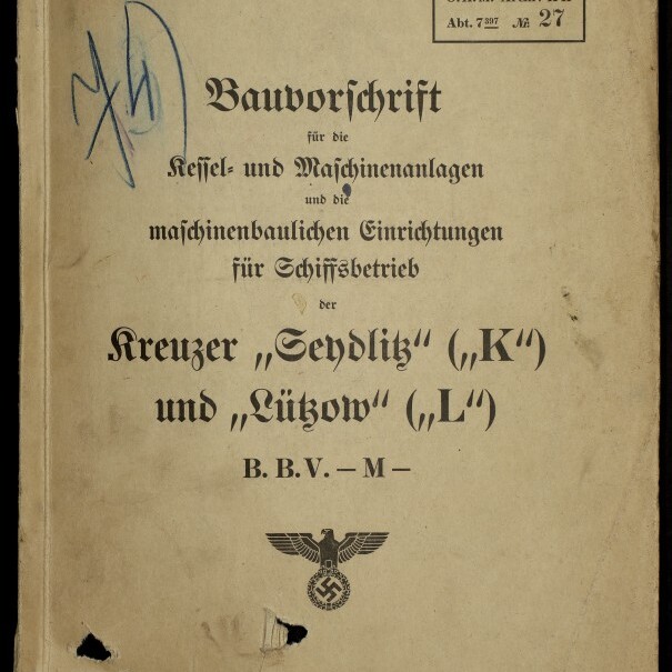 Vergilbter Umschlag einer deutschen Dienstvorschrift (Berlin 1939) mit dem Titel Bauvorschrift für die Kessel- und Maschinenanlagen für Schiffsbetreib der Kreuzer „Seydlitz“ („K“) und „Lützow“ („L“), handschriftlichen Markierungen und Zahlungen, Archivstempel oben rechts, dem Reichsadler mit Hakenkreuz in der unteren Bildmitte und dem Wasserzeichen des Internationalen Maritimen Museums Hamburg unten links.