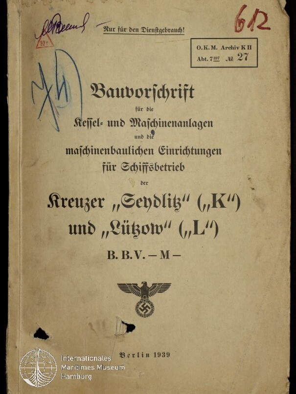 Vergilbter Umschlag einer deutschen Dienstvorschrift (Berlin 1939) mit dem Titel Bauvorschrift für die Kessel- und Maschinenanlagen für Schiffsbetreib der Kreuzer „Seydlitz“ („K“) und „Lützow“ („L“), handschriftlichen Markierungen und Zahlungen, Archivstempel oben rechts, dem Reichsadler mit Hakenkreuz in der unteren Bildmitte und dem Wasserzeichen des Internationalen Maritimen Museums Hamburg unten links.