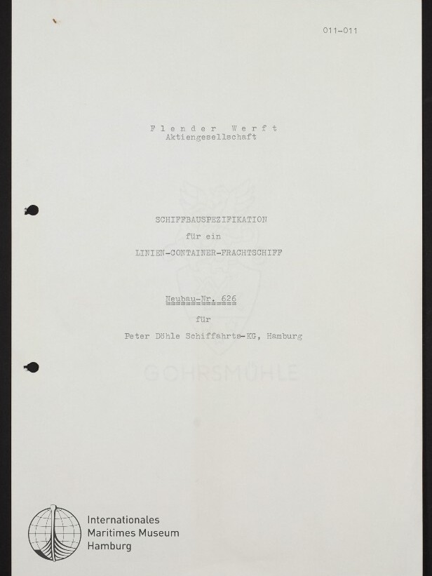 Titelseite eines weißen Dokuments mit dem Titel 'Schiffbauspezifikation für ein Linien-Container-Frachtschiff', gestempelte Nummer 011–011 oben rechts, zwei gelochte Randlöcher links, schwach sichtbares Wappen in der Mitte und Logo mit Schriftzug Internationales Maritimes Museum Hamburg unten links
