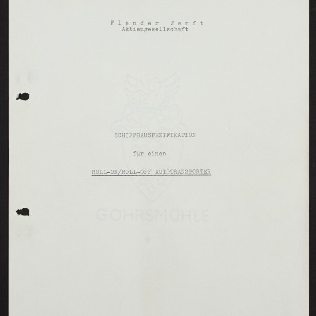 Titelseite eines weißen Dokuments mit zwei Lochungen am linken Rand, oben rechts 'Bau Nr. 625', zentriert 'Flender Werft Aktiengesellschaft' und als Überschrift 'SCHIFFBAUSPEZIFIKATION' sowie unterstrichen 'ROLL-ON/ROLL-OFF AUTOTRANSPORTER', mit schwachem Wappen-Wasserzeichen in der Mitte und dem Logo samt Schriftzug 'Internationales Maritimes Museum Hamburg' unten links.