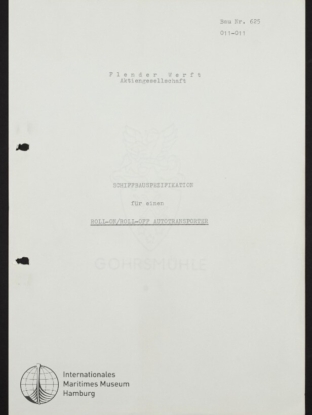 Titelseite eines weißen Dokuments mit zwei Lochungen am linken Rand, oben rechts 'Bau Nr. 625', zentriert 'Flender Werft Aktiengesellschaft' und als Überschrift 'SCHIFFBAUSPEZIFIKATION' sowie unterstrichen 'ROLL-ON/ROLL-OFF AUTOTRANSPORTER', mit schwachem Wappen-Wasserzeichen in der Mitte und dem Logo samt Schriftzug 'Internationales Maritimes Museum Hamburg' unten links.