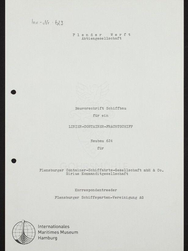 Titelseite eines getippten Dokuments auf weißem Papier mit zwei Lochungen links, oben handschriftliche Inventarnummer 'Inv.-Nr. 623', mittig der Firmenbezeichnung 'Flender Werft Aktiengesellschaft' und der Überschrift 'Bauvorschrift Schiffbau für ein LINIEN-CONTAINER-FRACHTSCHIFF Neubau 624', ein dezentes Wappen-Wasserzeichen in der Blattmitte und das Logo des Internationalen Maritimen Museums Hamburg unten links.