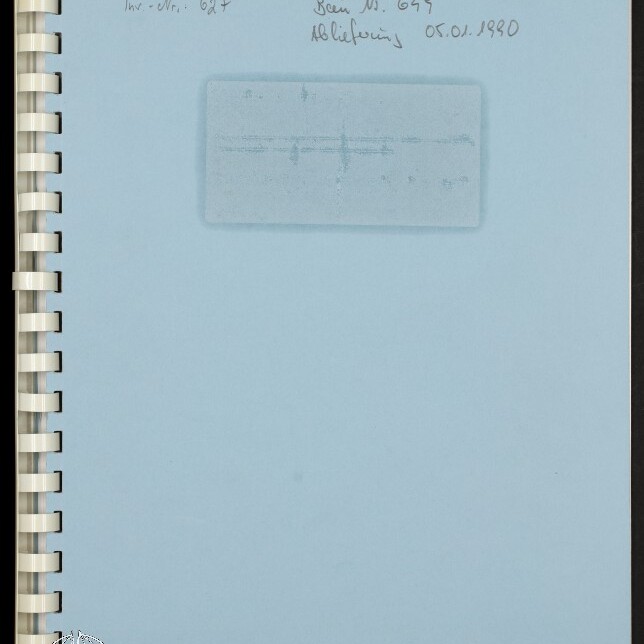 Spiralgebundene hellblaue Notizseite mit handschriftlichen Einträgen oben, einem verblassten rechteckigen Stempel in der Mitte und dem Logo/Wasserzeichen des Internationalen Maritimen Museums Hamburg unten links.