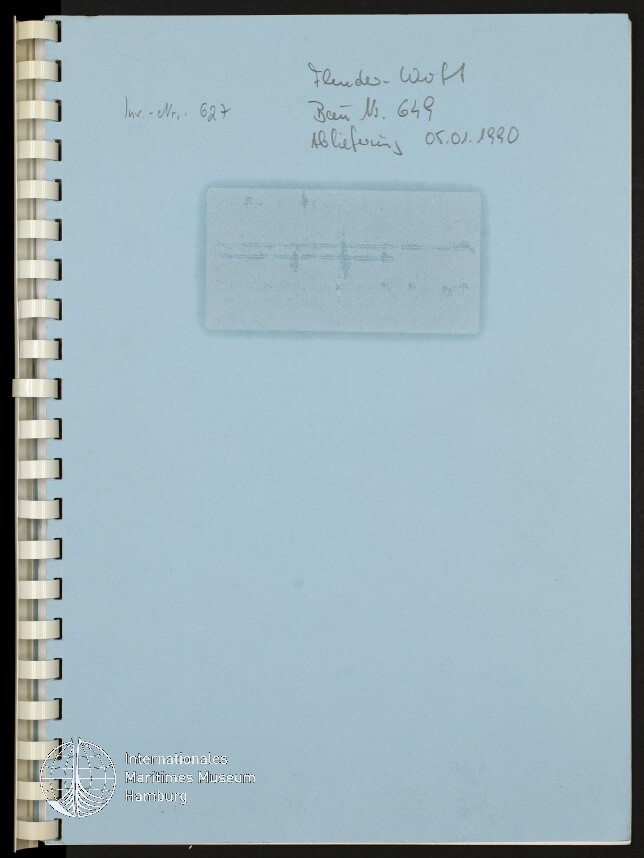 Spiralgebundene hellblaue Notizseite mit handschriftlichen Einträgen oben, einem verblassten rechteckigen Stempel in der Mitte und dem Logo/Wasserzeichen des Internationalen Maritimen Museums Hamburg unten links.