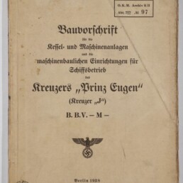 Deckblatt einer 1938 in Berlin erschienenen Bauvorschrift für Kessel- und Maschinenanlagen des Kreuzers „Prinz Eugen“ mit gedrucktem Vermerk „Nur für den Dienstgebrauch!“, Reichsadler mit Hakenkreuz, roter handschriftlicher Nummerierung und Museumsstempel.