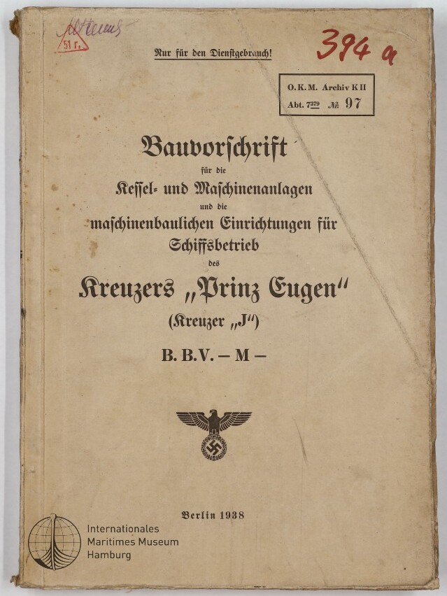 Deckblatt einer 1938 in Berlin erschienenen Bauvorschrift für Kessel- und Maschinenanlagen des Kreuzers „Prinz Eugen“ mit gedrucktem Vermerk „Nur für den Dienstgebrauch!“, Reichsadler mit Hakenkreuz, roter handschriftlicher Nummerierung und Museumsstempel.