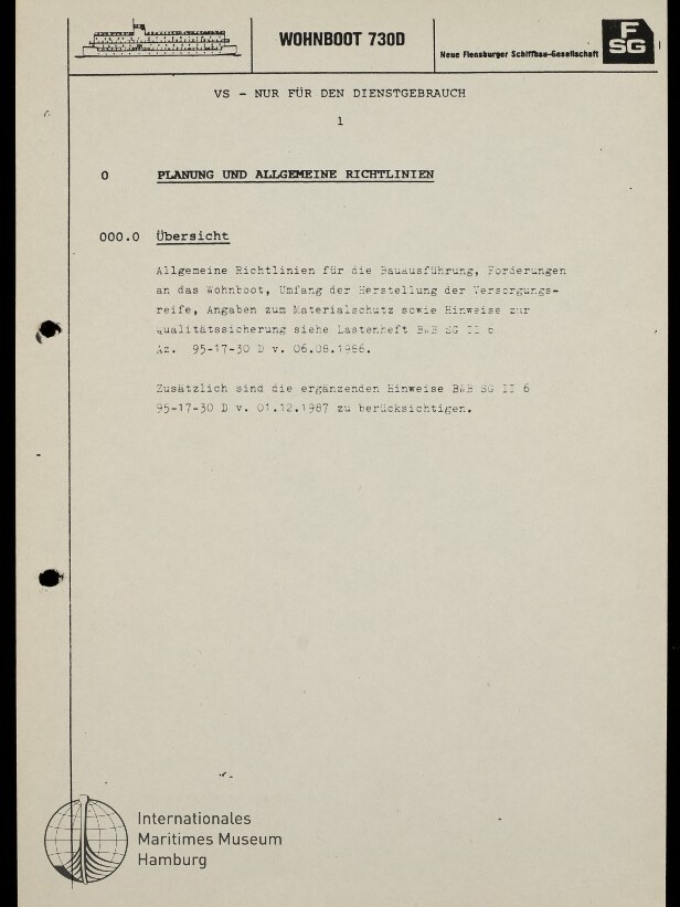 Scan eines DIN‑A4‑Dokuments mit Kopfzeile ‚WOHNBOOT 730D‘ und kleiner Schiffsillustration links sowie FSG‑Logo rechts; mittig die Warnung ‚VS - NUR FÜR DEN DIENSTGEBRAUCH‘ und die Überschrift ‚PLANUNG UND ALLGEMEINE RICHTLINIEN‘, darunter der Abschnitt ‚000.0 Übersicht‘ mit Fließtext; unten links das Logo und der Schriftzug ‚Internationales Maritimes Museum Hamburg‘; Blatt mit drei Lochstanzungen am linken Rand.