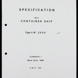 Titelseite einer Spezifikation für ein Containerschiff mit der Überschrift 'SPECIFICATION for a CONTAINER SHIP', Typbezeichnung 'Type VW 2500', Datumsangabe 'March 20th, 1996', zwei gelochte Ränder links, Logo des Internationalen Maritimen Museums Hamburg und Vermerk 'Volkswerft GmbH Stralsund'.