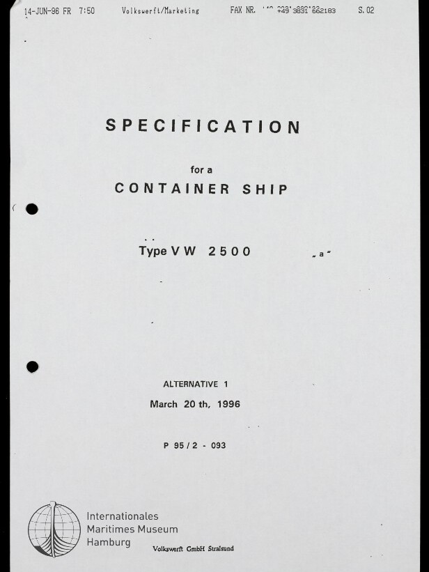Titelseite einer Spezifikation für ein Containerschiff mit der Überschrift 'SPECIFICATION for a CONTAINER SHIP', Typbezeichnung 'Type VW 2500', Datumsangabe 'March 20th, 1996', zwei gelochte Ränder links, Logo des Internationalen Maritimen Museums Hamburg und Vermerk 'Volkswerft GmbH Stralsund'.