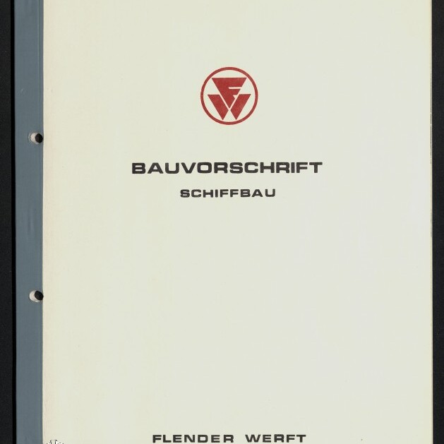 Deckblatt eines technischen Handbuchs mit weißem Einband und blauem Rücken, mittig ein rotes rundes Firmenlogo über dem Titel BAUVORSCHRIFT und dem Untertitel SCHIFFBAU, unten der Firmenname FLENDER WERFT AKTIENGESELLSCHAFT und zwei gelochte Randverstärkungen links.