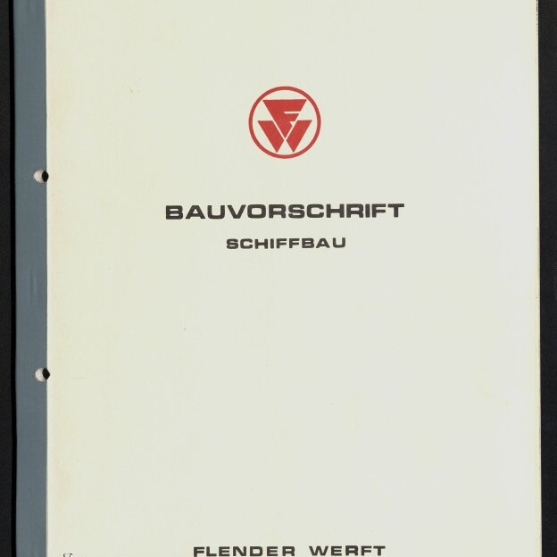 Umschlag eines cremefarbenen Dokuments mit rotem kreisförmigen Firmenlogo oben, handschriftlicher Notiz mit Datum am oberen Rand, großem schwarzen Titel „BAUVORSCHRIFT“ und Untertitel „SCHIFFBAU“, links drei Lochungen und dunkler Heftstreifen sowie Firmenname „FLENDER WERFT“ am unteren Rand.