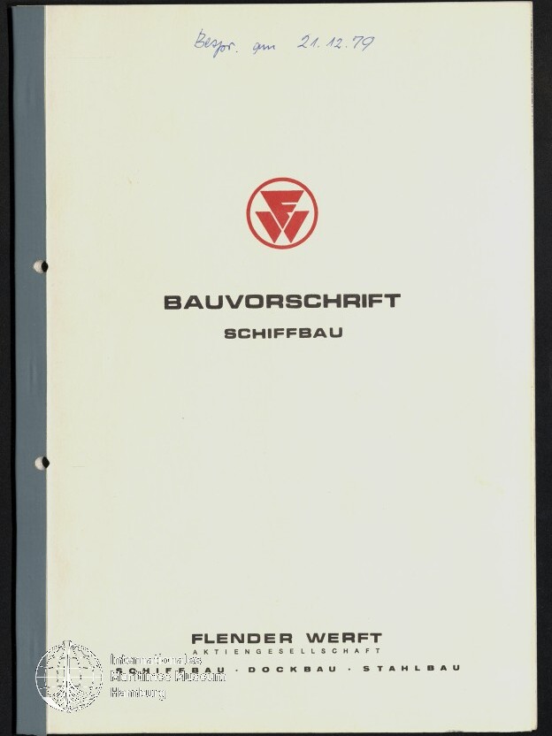 Umschlag eines cremefarbenen Dokuments mit rotem kreisförmigen Firmenlogo oben, handschriftlicher Notiz mit Datum am oberen Rand, großem schwarzen Titel „BAUVORSCHRIFT“ und Untertitel „SCHIFFBAU“, links drei Lochungen und dunkler Heftstreifen sowie Firmenname „FLENDER WERFT“ am unteren Rand.